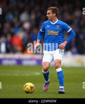 10th avril 2022, St Mirren Park, Paisley, Renfrewshire, Écosse ; Scottish Premier League football, St Mirren v Rangers; James Sands of Rangers sur le ballon Banque D'Images