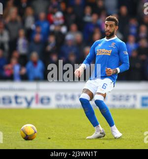 10th avril 2022, St Mirren Park, Paisley, Renfrewshire, Écosse ; Scottish Premier League football, St Mirren v Rangers; Connor Goldson des Rangers sur le ballon Banque D'Images