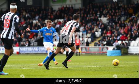 10th avril 2022, St Mirren Park, Paisley, Renfrewshire, Écosse ; Scottish Premier League football, St Mirren v Rangers; Aaron Ramsey des Rangers a un tir sur but Banque D'Images