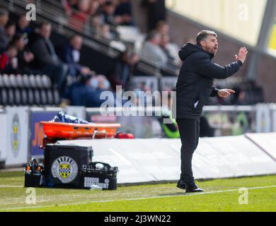 10th avril 2022, St Mirren Park, Paisley, Renfrewshire, Écosse ; Scottish Premier League football, St Mirren v Rangers; Stephen Robinson, directeur de St Mirren, donne des instructions de côté Banque D'Images