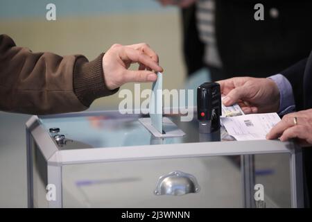 Henin Beaumont. 10th avril 2022. Un citoyen émet le bulletin de vote dans un bureau de vote à Henin-Beaumont, dans le nord de la France, le 10 avril 2022. Le vote pour l'élection présidentielle française de 2022 a commencé à 8 h 00 heure locale (0600 GMT) dimanche en France métropolitaine. Credit: Sebastien Courdji/Xinhua/Alay Live News Banque D'Images