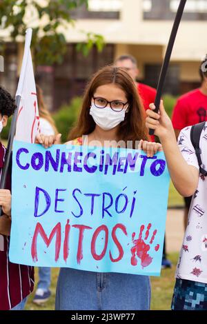 Goias, Brésil – 09 avril 2022 : une femme avec un signe avec le texte : Bolsonaro out. Photo prise lors d'une manifestation contre le président Bolsonaro. Banque D'Images