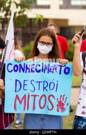 Goias, Brésil – 09 avril 2022 : une femme avec un signe avec le texte : Bolsonaro out. Photo prise lors d'une manifestation contre le président Bolsonaro. Banque D'Images