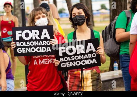 Goias, Goias, Brésil – 09 avril 2022 : deux femmes avec une affiche avec le texte : Bolsonaro out. Photo prise lors d'une manifestation contre le président Bolsonaro Banque D'Images