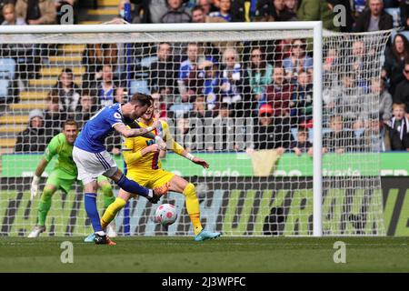 LEICESTER, ROYAUME-UNI. AVRIL 10th: James Maddison de Leicester City tire à but lors du match de Premier League entre Leicester City et Crystal Palace au King Power Stadium, Leicester, le dimanche 10th avril 2022. (Crédit : James HolyOak | MI News) crédit : MI News & Sport /Alay Live News Banque D'Images