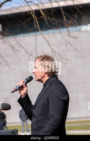 Maarten Peters chante au jour du souvenir de Ravensbrück à Amsterdam, pays-Bas 10-4-2022 Banque D'Images