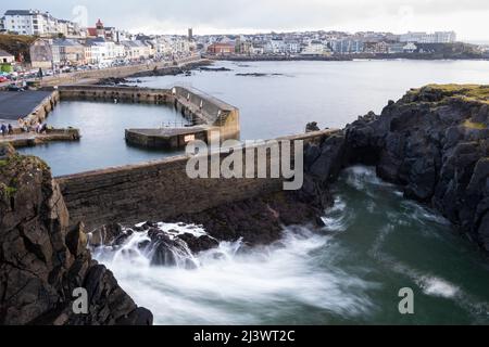 Vue sur les défenses côtières, Portstewart Harbour et le village côtier de Portstewart dans Co. Londonderry Irlande du Nord Banque D'Images