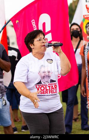 Goias, Brésil – 09 avril 2022 : femme parlant dans le microphone. Photo prise lors d'une manifestation, dans la ville de Goiânia, contre le Président. Banque D'Images