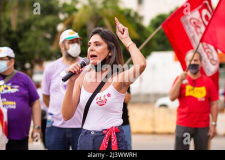 Goias, Brésil – 09 avril 2022 : femme parlant dans le microphone. Photo prise lors d'une manifestation, dans la ville de Goiânia, contre le Président. Banque D'Images