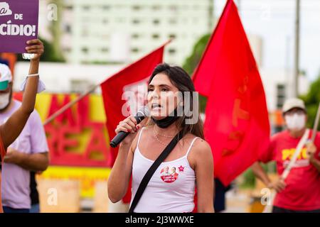 Goias, Brésil – 09 avril 2022 : femme parlant dans le microphone. Photo prise lors d'une manifestation, dans la ville de Goiânia, contre le Président. Banque D'Images