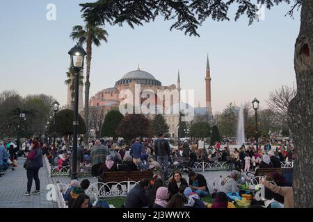 ISTANBUL, TURQUIE - 09 AVRIL 2022 : les gens attendent de briser le jeûne de la place Sultanahmet pendant le ramadan. Banque D'Images