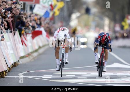 Rotterdam, pays-Bas. 10th avril 2022. VALKENBURG - (lr) Benoit Cosnefroy de AG2R équipe Citroën et Michał Kwiatkowski de INEOS Grenadiers lors de la finale de la course d'or Amstel 2022 56th le 10 avril 2022 à Valkenburg, aux pays-Bas. ANP MARCEL VAN HORN crédit: ANP/Alay Live News Banque D'Images