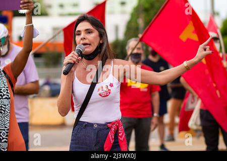 Goias, Brésil – 09 avril 2022 : femme parlant dans le microphone. Photo prise lors d'une manifestation, dans la ville de Goiânia, contre le Président. Banque D'Images