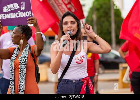 Goias, Brésil – 09 avril 2022 : femme parlant dans le microphone. Photo prise lors d'une manifestation, dans la ville de Goiânia, contre le Président. Banque D'Images