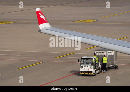 Zurich, Suisse, le 2 mars 2022 Winglet avec la croix suisse d'un Airbus A340-313 qui se stationne au tablier Banque D'Images