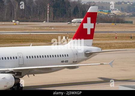 Zurich, Suisse, le 2 mars 2022 les Airbus A321-111 de Swiss International Airlines sont en train de se rendre à la porte Banque D'Images