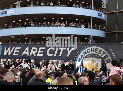 Manchester, Royaume-Uni. 10th avril 2022. Les fans regardent l'arrivée du bus de l'équipe de Manchester City lors du match de la Premier League au Etihad Stadium, Manchester. Crédit photo à lire : Darren Staples/Sportimage crédit : Sportimage/Alay Live News Banque D'Images