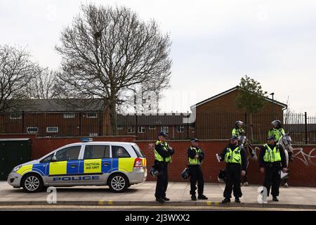 Manchester, Royaume-Uni. 10th avril 2022. Des policiers se tiennent devant le stade avant le match de la Premier League au Etihad Stadium de Manchester. Crédit photo à lire : Darren Staples/Sportimage crédit : Sportimage/Alay Live News Banque D'Images