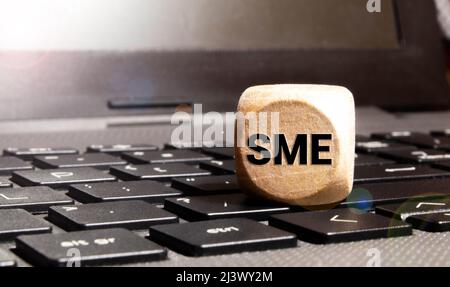 PME, petites entreprises moyennes, mot conceptuel d'affaires sur cubes de bois isolés sur fond blanc. Banque D'Images