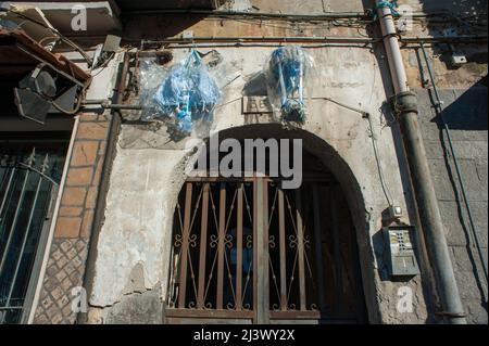 Naples, Italie 01/20/2016: Arcs bleus pour la naissance de jumeaux mâles à l'extérieur d'une porte. ©Andrea Sabbadini Banque D'Images