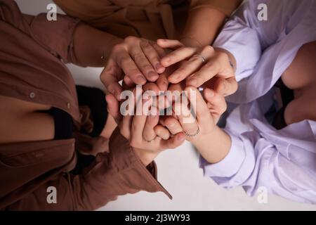 beaucoup de mains essayant d'atteindre et de prendre quelque chose Banque D'Images