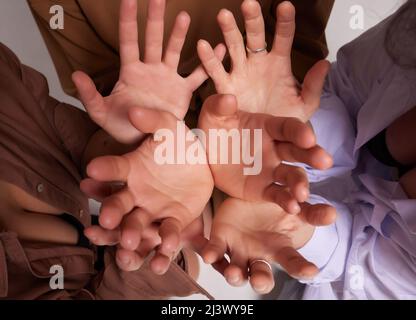 beaucoup de mains essayant d'atteindre et de prendre quelque chose Banque D'Images