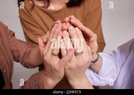 beaucoup de mains essayant d'atteindre et de prendre quelque chose Banque D'Images