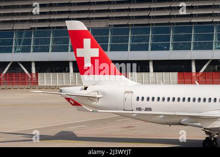 Zurich (Suisse), le 2 mars 2022 Croix de Suisse à la barre d'un Bombardier CS-100 ou A220 à l'aéroport international Banque D'Images