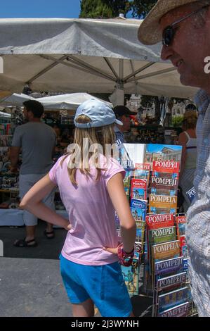 Pompéi, Naples, Italie 05/07/2005: Stand de marchandises à l'entrée du site archéologique. © Andrea Sabbadini Banque D'Images