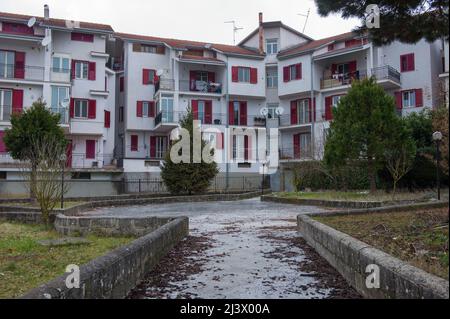 Sant'Angelo dei Lombardi, Avellino, Italie 11/02/2015: Maisons construites après le tremblement de terre de 1980s. ©Andrea Sabbadini Banque D'Images