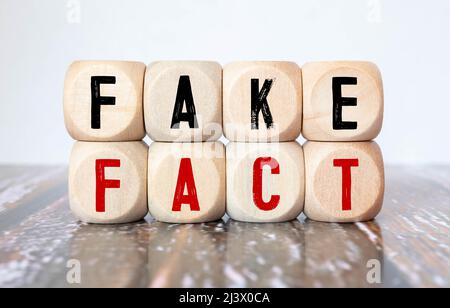 Faux, fait. L'inscription sur des blocs de bois sur fond jaune et rouge. Informations non vérifiées Banque D'Images