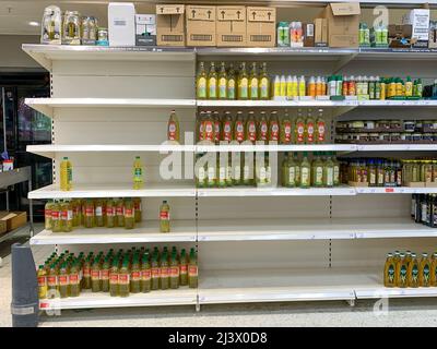 Slough, Berkshire, Royaume-Uni. 9th avril 2022. En raison de l'invasion russe de l'Ukraine, de nombreux supermarchés sont peu approvisionnés en huile de cuisson, en particulier en huile de tournesol, car une grande partie des cultures de tournesol sont cultivées en Ukraine. Crédit : Maureen McLean/Alay Live News Banque D'Images