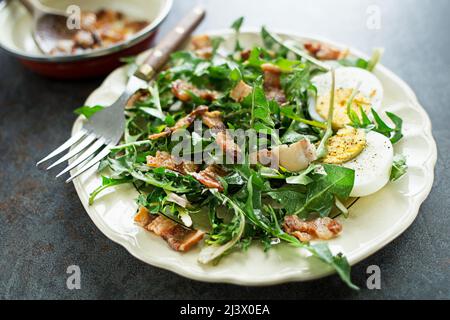 Salade de pissenlits avec œufs et bacon rôti en gros plan Banque D'Images