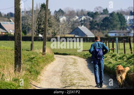 Walker dans la campagne avec son chien | Monsieur avec son chien dans la campagne Banque D'Images