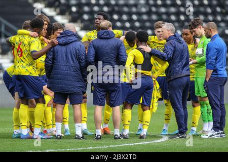 West Bromwich les joueurs d'Albion et le personnel d'entraînement forment un caucus après avoir confirmé leur place dans les demi-finales de la PL Cup à Derby, Royaume-Uni, le 4/10/2022. (Photo de Gareth Evans/News Images/Sipa USA) Banque D'Images