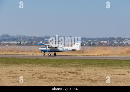 Wangen-Lachen, Suisse, le 27 mars 2022 l'avion de propulsion Cessna 152 roule sur un petit terrain d'aviation Banque D'Images