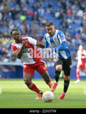 Barcelone,Espagne.10 avril,2022. RDT (11) du RCD Espanyol (à droite) dribbles J. Aidoo (15) du RC Celta pendant le match espagnol de la Liga entre le RCD Espanyol et le RC CELTA au stade RCDE. Crédit : rosdemora/Alay Live News Banque D'Images