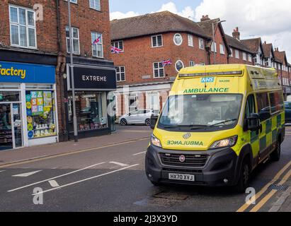 Gerrards Cross, Buckinghamshire, Royaume-Uni. 9th avril 2022. Cette semaine, les Southern Central Ambulance Services ont émis un avertissement d'incident critique car le nombre de personnes qui assistent À L'Événement A&E est à nouveau extrêmement élevé. De nombreuses chirurgies de la GP continuent de retarder le temps de voir leurs patients face à face et utilisent d'abord un service de triage et un service téléphonique, ce qui entraîne les personnes à s'occuper De L'A&E. Le nombre de patients hospitalisés avec Covid-19 continue d'augmenter à nouveau. Crédit : Maureen McLean/Alay Live News Banque D'Images