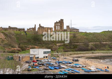 Club de voile de Tynemouth avec le Prieuré sur la falaise au-dessus. North Tyneside, Royaume-Uni. Banque D'Images