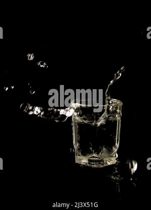 Verre avec gouttes d'eau sur fond noir Banque D'Images