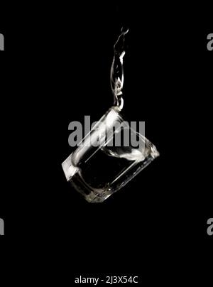 Verre avec gouttes d'eau sur fond noir Banque D'Images