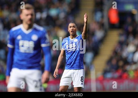 LEICESTER, ROYAUME-UNI. AVR 10th: Youri Tielemans de Leicester City gestes pendant le match de Premier League entre Leicester City et Crystal Palace au King Power Stadium, Leicester, le dimanche 10th avril 2022. (Crédit : James HolyOak | MI News) crédit : MI News & Sport /Alay Live News Banque D'Images