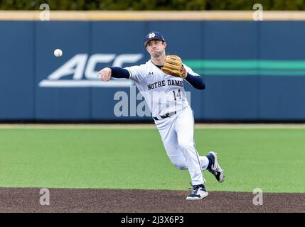 09 avril 2022 : l'infieleur de notre Dame Zack Prajzner (14) jette le ballon à la première base lors de l'action de NCAA Baseball jeu entre les Tigres Clemson et notre Dame Fighting Irish au stade Frank Eck à South Bend, Indiana. Notre Dame défait Clemson 8-1. John Mersiits/CSM. Banque D'Images