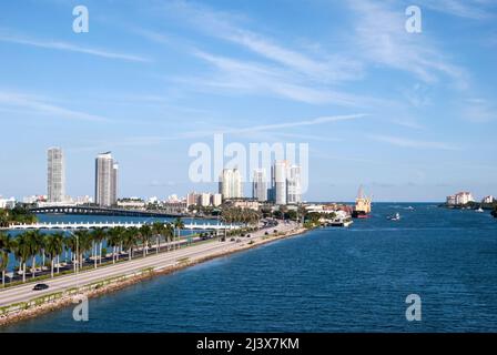 Vue aérienne du canal principal de Miami menant à l'océan Atlantique et à la ligne d'horizon de Miami Beach en arrière-plan (Floride). Banque D'Images