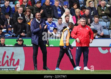 LEICESTER, ROYAUME-UNI. 10th AVRIL : Patrick Vieira, directeur de Crystal Palace, encourage son équipe lors du match de Premier League entre Leicester City et Crystal Palace au King Power Stadium, Leicester, le dimanche 10th avril 2022. (Crédit : James HolyOak | MI News) crédit : MI News & Sport /Alay Live News Banque D'Images