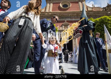 Séville, Espagne. 10th avril 2022. Une fillette de la Fraternité appelée ''la Borriquita'' porte une paume pendant son défilé à la Cathédrale le dimanche des palmiers, 'Domingo de Ramos' en espagnol (image de crédit: © Daniel Gonzalez Acuna/ZUMA Press Wire) crédit: ZUMA Press, Inc./Alay Live News Banque D'Images