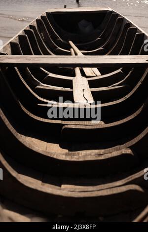 Intérieur d'un petit bateau rustique en bois. Bateau pour pêcheurs. Banque D'Images