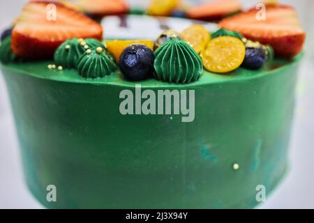 Vue de dessus du gâteau au matcha vert fraise Banque D'Images