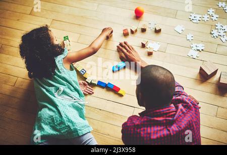 Jouer avec papa. Plan court d'un père passant un certain temps de qualité avec sa fille. Banque D'Images