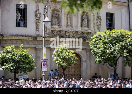 Séville, Espagne. 10th avril 2022. Les anciens attendent aux fenêtres d'une maison de retraite pour le début de la parade de la Fraternité appelée ''la Borriquita'' à la Cathédrale le dimanche des palmiers, 'Domingo de Ramos' en espagnol (Credit image: © Daniel Gonzalez Acuna/ZUMA Press Wire) Credit: ZUMA Press, Inc./Alay Live News Banque D'Images